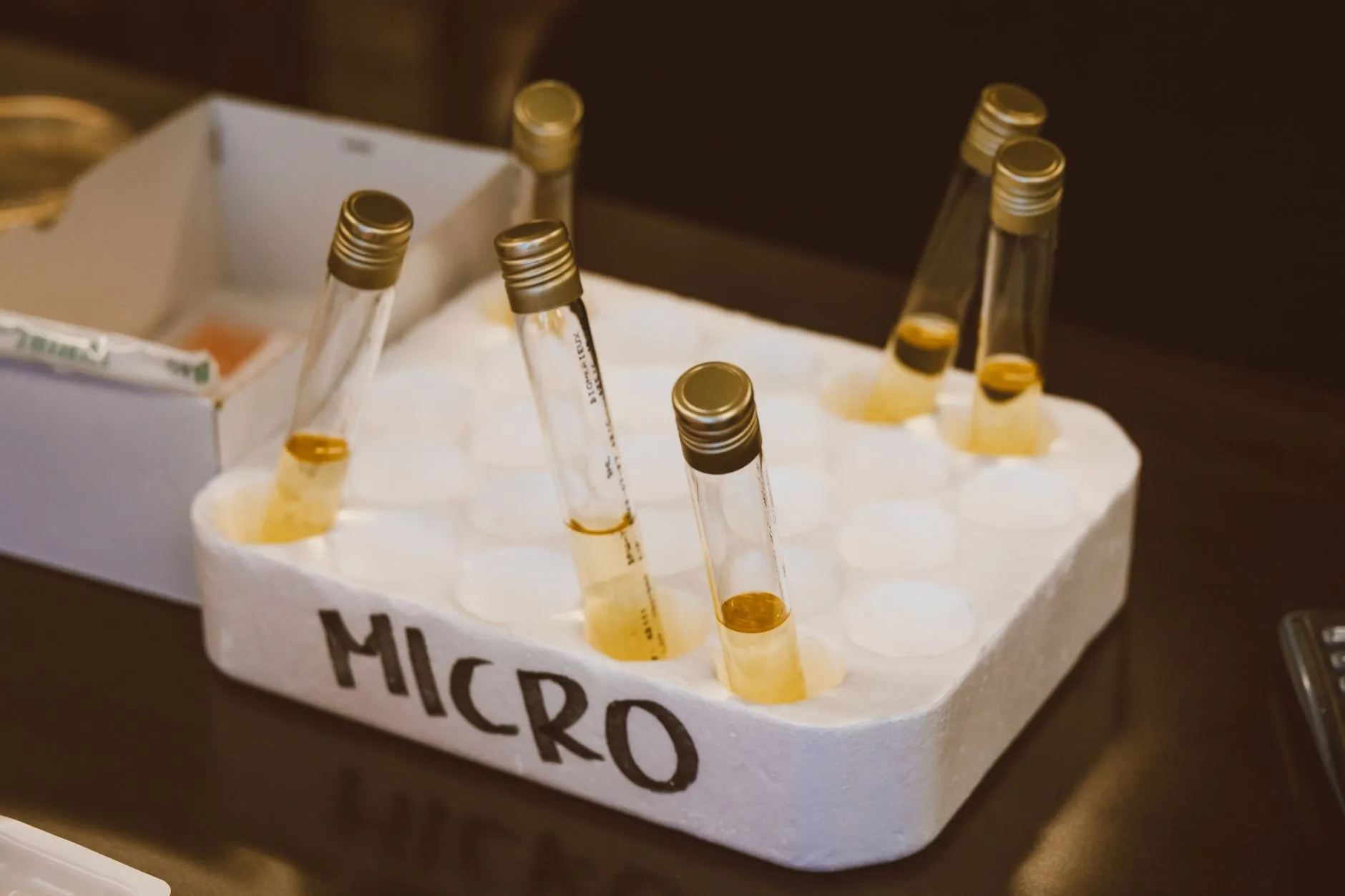 空调温控器与新风控制器联动策略对办公楼宇能耗的影响分析